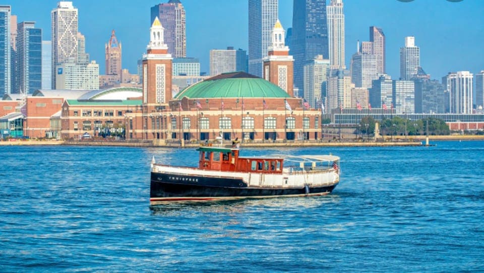 Historic Architecture Chicago River Small Boat Tour Gallery Image 2