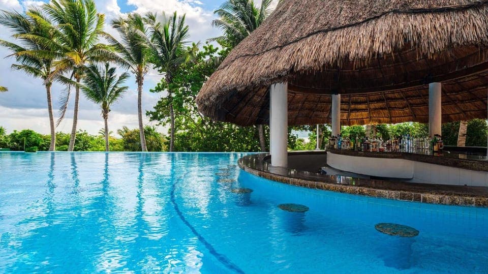 Private Shuttle Moon Palace The Grand Cancun to CUN Airport Gallery Image 3