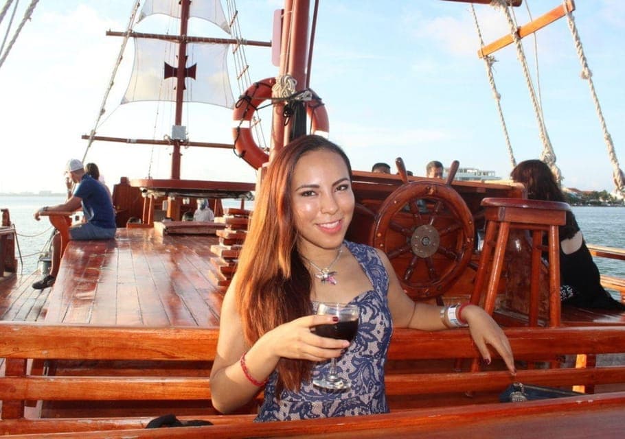 Cancun: Romantic evening in galleon with dinner and open bar Gallery Image 2