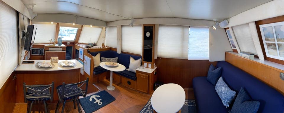 Private Dinner Cruise for 2 on a yacht. Gallery Image 2