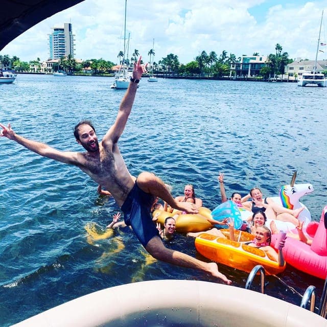 Private Pontoon Boat w/ Captain, Private up to 12ppl Gallery Image 3