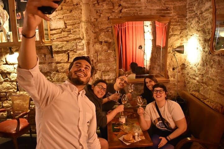 Cultural Walking Tour in Barcelona with Food & Wine Tasting (Romantic Edition)