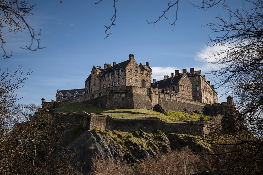 Edinburgh Castle & Royal Mile Walking Tour — Family-friendly (ticket included)