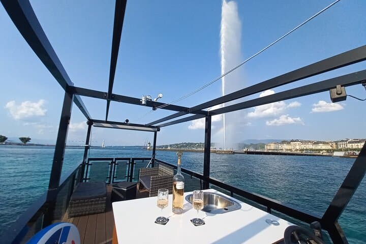 Geneva: Private Sunset Cruise on Lake Geneva with Aperitif — Romantic Evening
