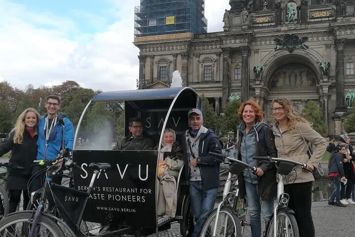 Private Combined Vehicles — Berlin Highlights (Rickshaw + E‑bikes/E‑scooters) — Senior‑Friendly