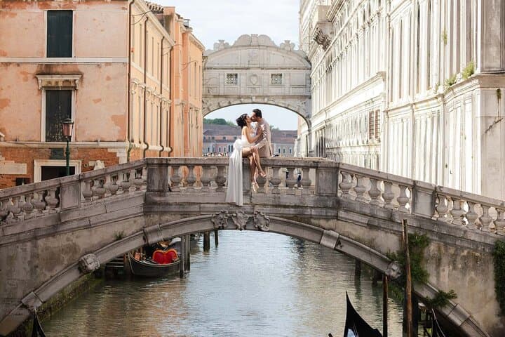 Private Romantic Photoshoot — St. Mark’s & Bridge of Sighs (with gondola)